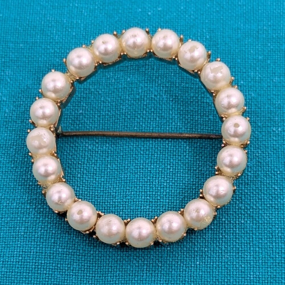 Vintage 36mm imitation pearl circle brooch